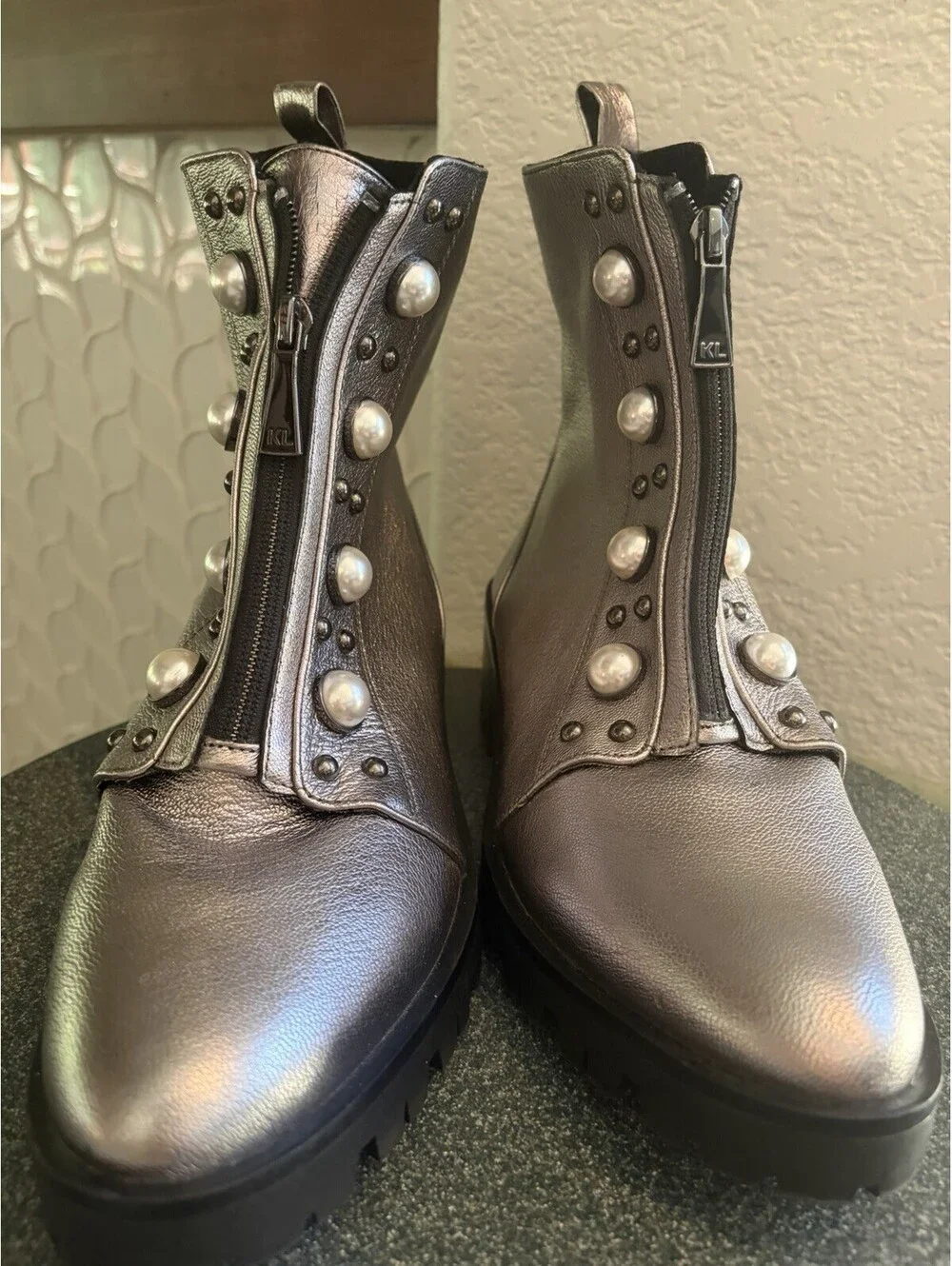 Karl Lagerfeld Paris Sz 10Payden Combat Boot Metallic Silver, Pearl